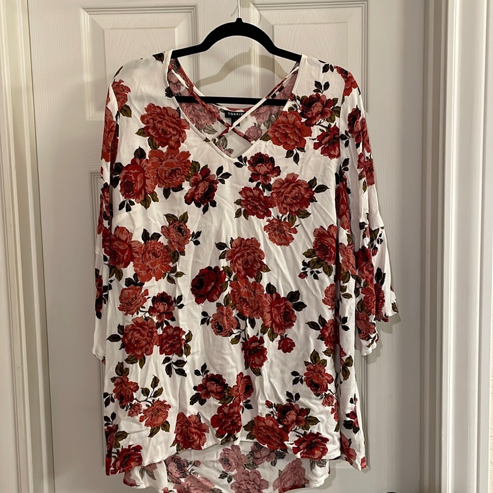 Torrid floral blouse cream and red
